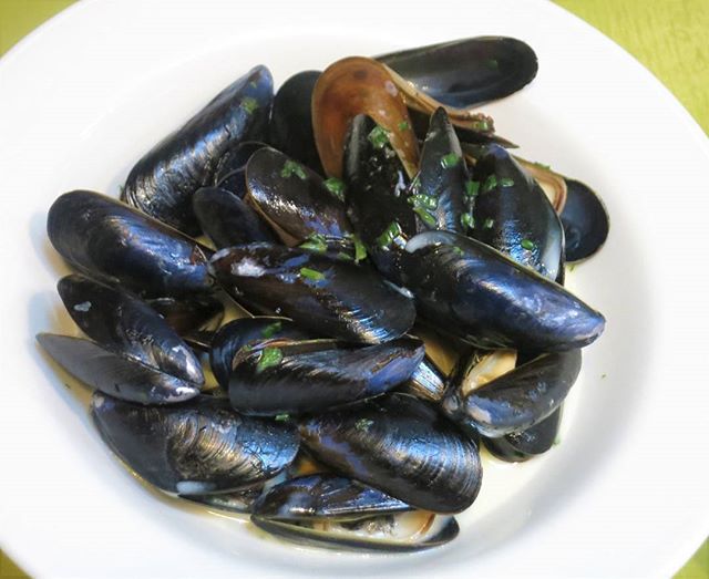 Perfect for lunch!
Penn Cove mussels steamed with white wine, finished with crème fraiche, herbs and butter.  #cafepresseseattle #casualfrenchdining #penncove #mussels